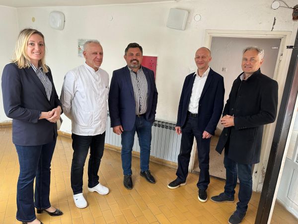 Župan Petry sa suradnicima obišao zgradu Ambulante u Donjem Lapcu u koju je uloženo 400 tisuća eura