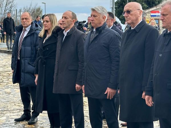 Obilježavanje 32. obljetnice VRO Maslenica: Počast u ime Ličko-senjske županije odali župan Petry i zamjenica župana Orešković Brkljačić