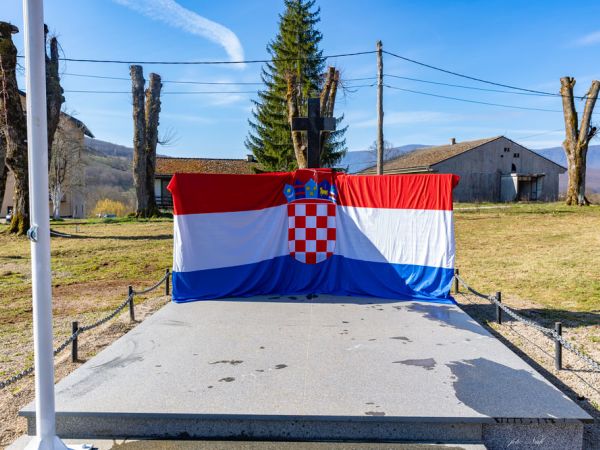 Otkriveno spomen-obilježje u Brlogu: Trajni podsjetnik na žrtvu za slobodu