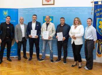 Ličko-senjska županija - Župan Petry s prijevoznicima potpisao sporazume za nastavak javne usluge autobusnog prijevoza putnika – Lika Line