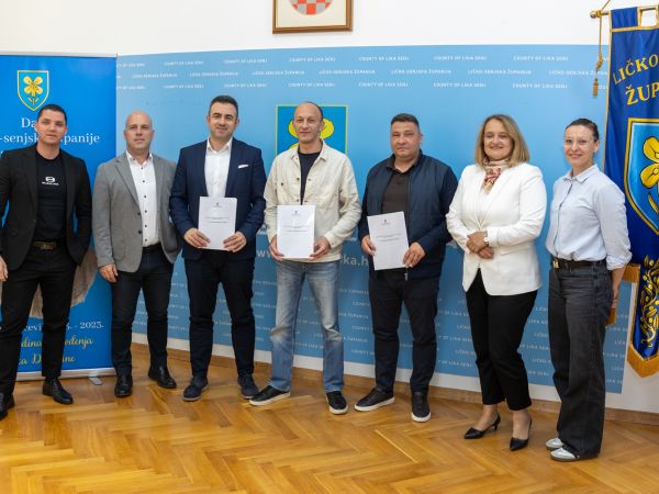 Župan Petry s prijevoznicima potpisao sporazume za nastavak javne usluge autobusnog prijevoza putnika – Lika Line Župan Petry s prijevoznicima potpisao sporazume za nastavak javne usluge autobusnog prijevoza putnika – Lika Line