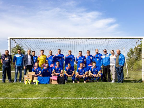 Novi vjetar u leđa za NK Velebit, Petry i Radošević uručili vrijednu opremu klubu