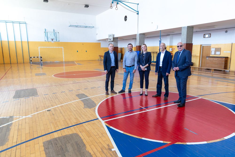 Velika ulaganja u školsku sportsku dvoranu OŠ dr. Jure Turića: Novi parket, svlačionice i dodatni ulaz Velika ulaganja u školsku sportsku dvoranu OŠ dr. Jure Turića: Novi parket, svlačionice i dodatni ulaz