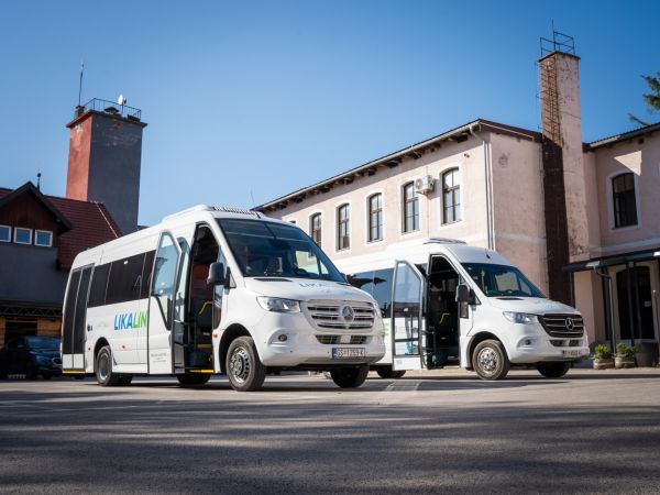 Ličko-senjska županija svim učenicima srednjih škola sa područja Ličko-senjske županije koji koriste javnu uslugu prijevoza putnika Lika Line financira trošak kupnje pametne kartice i u novoj školskoj