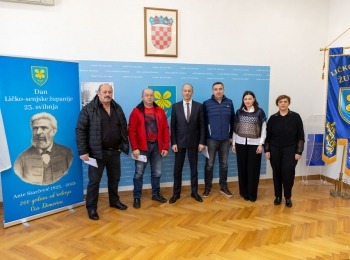 Ličko-senjska županija - U cilju održivosti proizvodnje mlijeka župan Petry potpisao ugovore u vrijednosti 129 tisuća eura