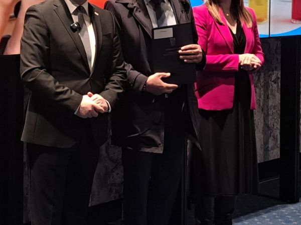 Potpisani ugovori Ministarstva demografije: Općini Lovinac dodijeljena bespovratna sredstva za projekt „Lovinac za djecu“