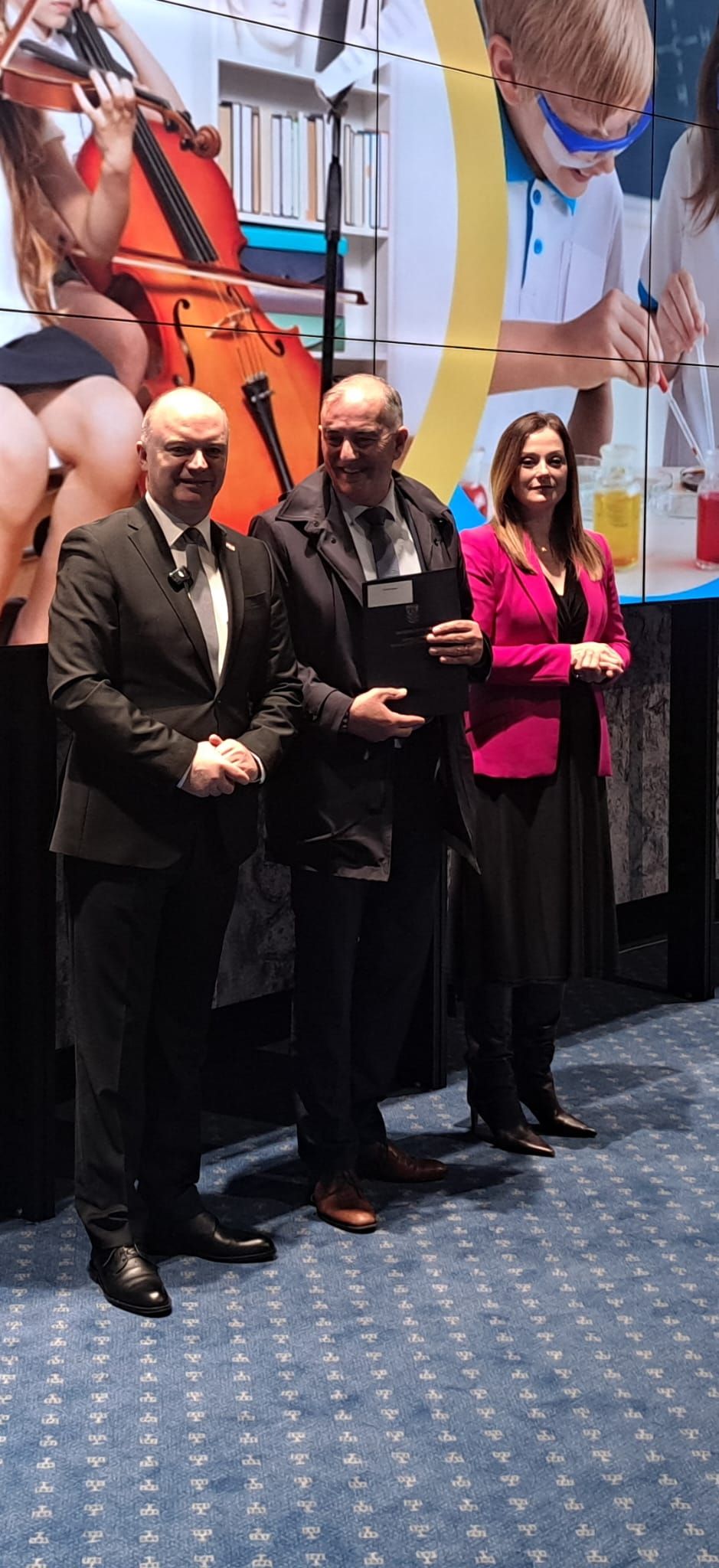 Potpisani ugovori Ministarstva demografije: Općini Lovinac dodijeljena bespovratna sredstva za projekt „Lovinac za djecu“