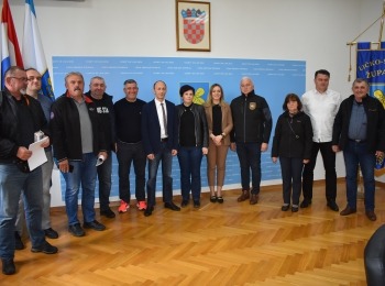 Ličko-senjska županija - Župan Petry potpisao Ugovore  o financijskoj podršci za ukupno 24 udruge