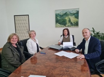 Ličko-senjska županija - Župan Petry predao na korištenje računalnu i telekomunikacijsku opremu Udruzi žena NIT Korenica za potrebe rada sigurne kuće