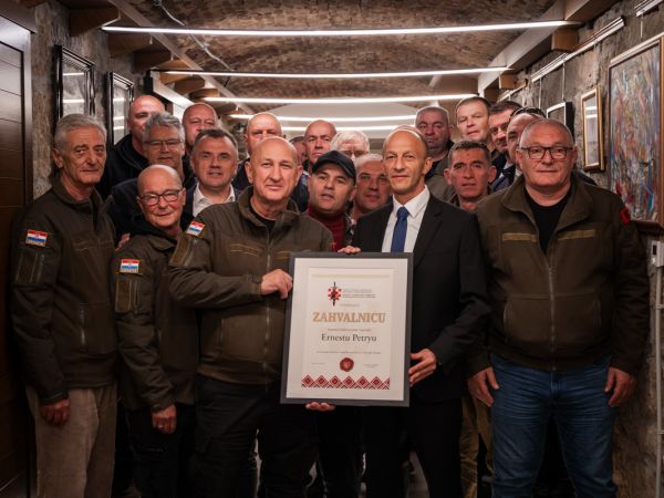 U Gospiću odana počast hrvatskim braniteljima iz Domovinskog rata i obilježena 34. obljetnica pogibije albanskih branitelja Sameta Bugujevcija i Fadila Salihua U Gospiću odana počast hrvatskim braniteljima iz Domovinskog rata i obilježena 34. obljetnica pogibije albanskih branitelja Sameta Bugujevcija i Fadila Salihua