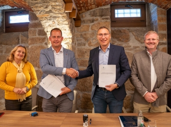 Ličko-senjska županija - Nova ulaganja u pomorsku infrastrukturu: potpisani novi Ugovori za luku Karlobag