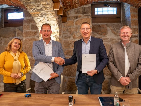 Nova ulaganja u pomorsku infrastrukturu: potpisani novi Ugovori za luku Karlobag Nova ulaganja u pomorsku infrastrukturu: potpisani novi Ugovori za luku Karlobag