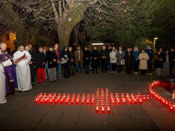 Gospić se paljenjem svijeća prisjetio Vukovara i Škabrnje
