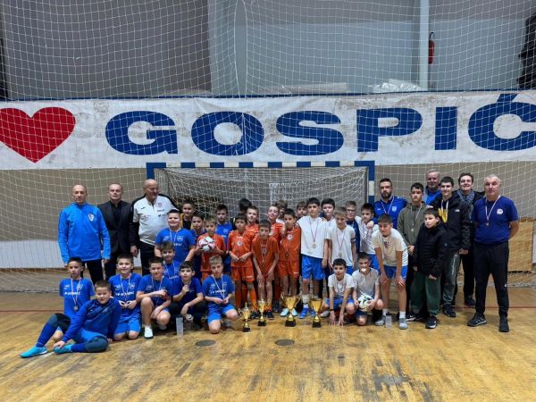 Poklon za “Marakanu Gospić” na njihovom turniru - pobjednik 10. turnira NK Gospić 91. - 2014.