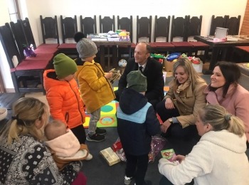 Ličko-senjska županija - Župan Petry sa suradnicima posjetio male Ukrajince u Korenici i Grabovcu