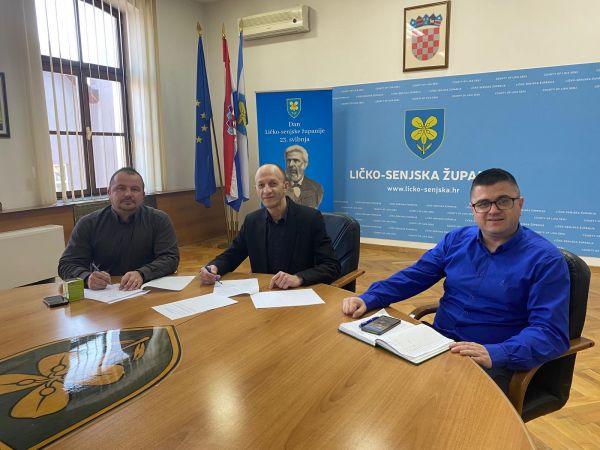 Povodom obilježavanja 1100. obljetnice Hrvatskog Kraljevstva: Ličko-senjska županija i Općina Udbina potpisale sporazum o uređenju igrališta Osnovne škole Kralja Tomislava u Udbini