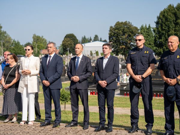 Obilježavanje Dana grada Gospića: položeni vijenci i zapaljene svijeće