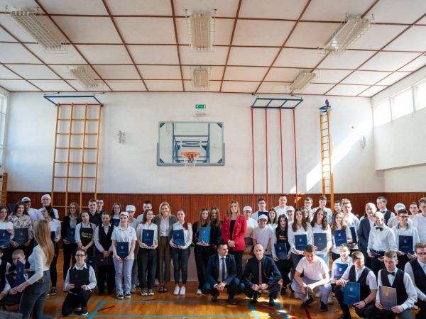 Ministrica Brnjac dodijelila stipendije učenicima Srednje škole Plitvička Jezera