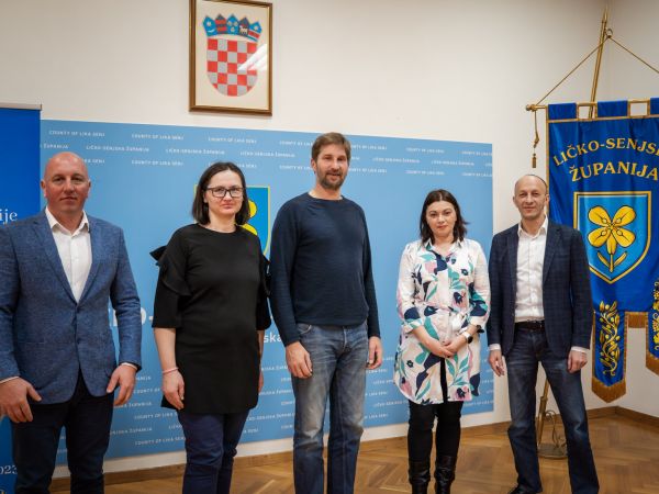 Župan Petry potpisao ugovore o dodjeli potpora razvoju mini mljekara u Ličko-senjskoj županiji