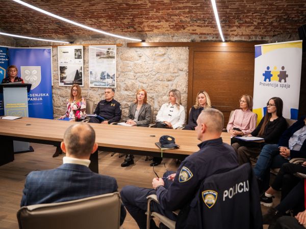 U Gospiću održan okrugli stol o prevenciji nasilja nad ženama: naglasak na suradnji institucija
