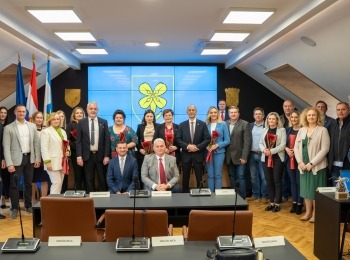 Ličko-senjska županija - Župan Petry u novouređenoj Vijećnici dodijelio Zahvalnice članovima Županijske skupštine