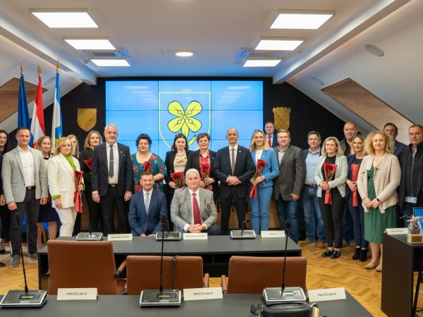 Župan Petry u novouređenoj Vijećnici dodijelio Zahvalnice članovima Županijske skupštine