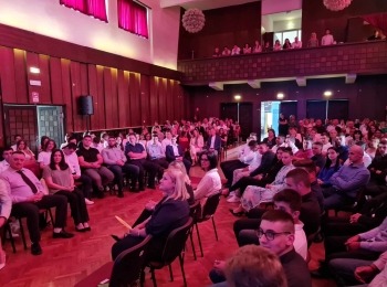 Ličko-senjska županija - Župan Petry u obraćanju maturantima: “Vratite se u zavičaj nakon studiranja ili ostanite ovdje. Vi ste naša budućnost“!