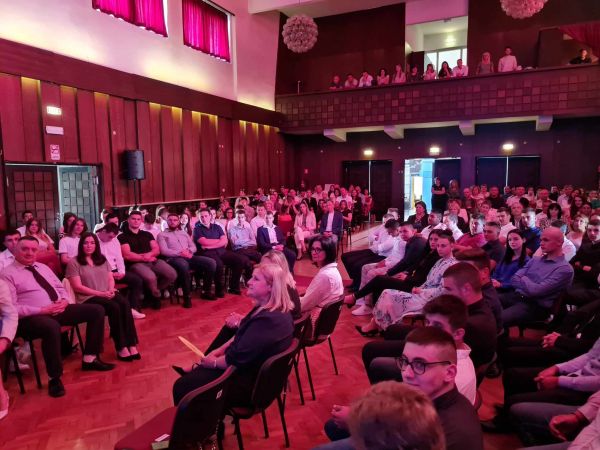 Župan Petry u obraćanju maturantima: “Vratite se u zavičaj nakon studiranja ili ostanite ovdje. Vi ste naša budućnost“!