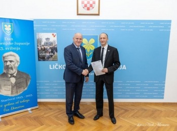 Ličko-senjska županijaSastanak potpredsjednika vlade i ministra prostornoga ureYenja, graditeljstva i drYavne imovine branka baYiYa sa liYko-senjskim Yupanom ernestom petryjem (12)