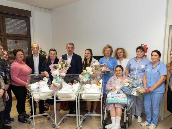 Župan Petry i gradonačelnik Milinović posjetili novorođene bebe u Gospiću