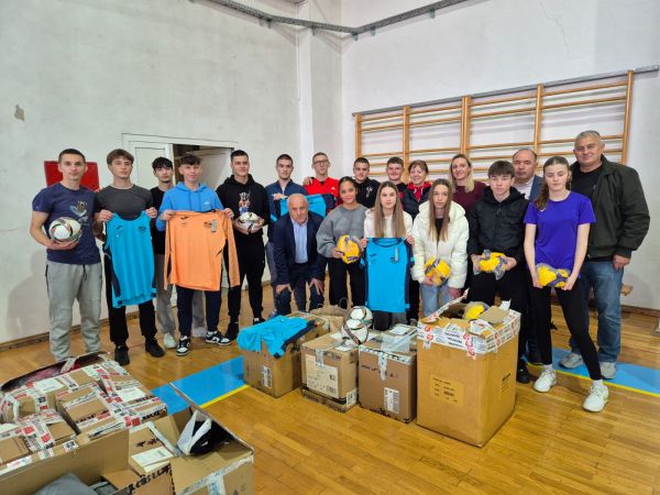 U Otočcu uručena donacija sportske opreme i stipendije kategoriziranim sportašima U Otočcu uručena donacija sportske opreme i stipendije kategoriziranim sportašima