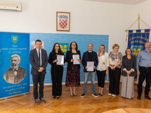 Župan Petry potpisao ugovor vrijedan 2,7 milijuna eura za energetsku obnovu Gimnazije i Strukovne škole u Gospiću