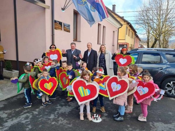 Župan Petry i načelnik Fumić prisustvovali maskenbalu Dječjeg Vrtića Tratinčica u Brinju