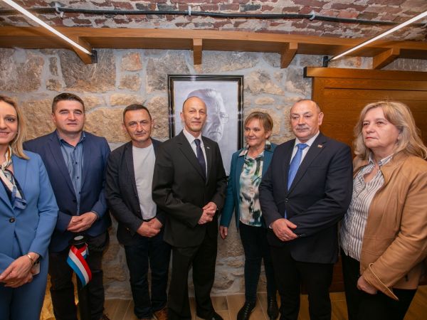 Otvorena novouređena dvorana “dr. Ante Starčević” i predstavljena izložba radova za Memorijalni centar Domovinskog rata