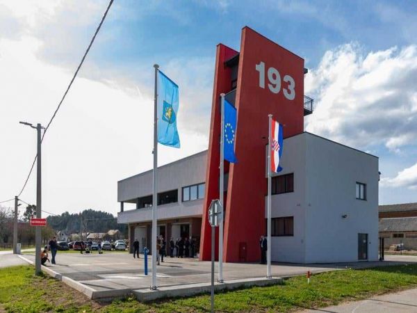 Premijer Plenković obišao novouređeni Vatrogasni dom u Perušiću