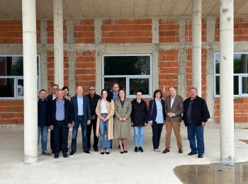 Ličko-senjska županija - Župan Petry i načelnik Turić obišli radove na Zelenoj tržnici u Perušiću