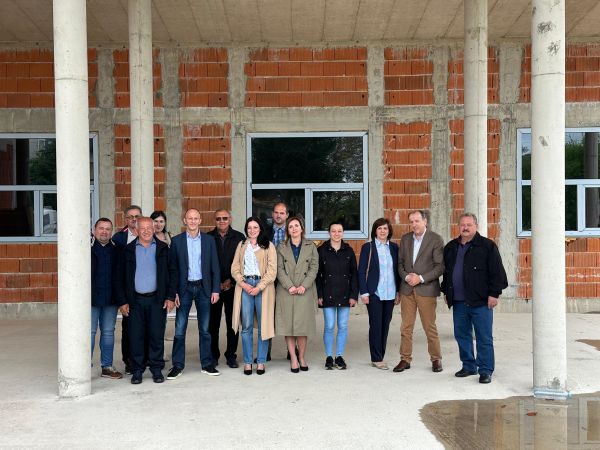 Župan Petry i načelnik Turić obišli radove na Zelenoj tržnici u Perušiću