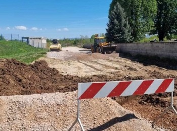 Ličko-senjska županija - Radi mogućnosti pristupa groblju započela sanacija ceste ispod koje su pronađeni posmrtni ostatci 253 žrtve komunističkih zločina