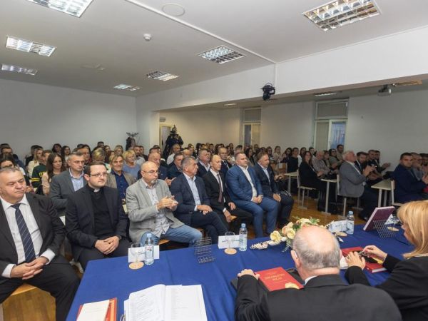 Na Veleučilištu “Nikola Tesla” u Gospiću predstavljena knjiga “Diplomatski pečat – sasvim osobno”