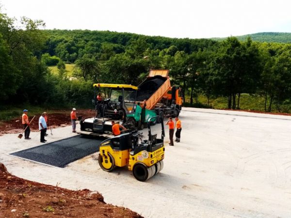 Asfaltira se školsko igralište u Švici