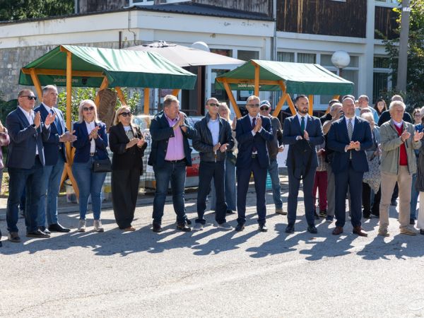 Više od 30 izlagača u Lovincu: Dan ličkog krumpira spojio tradiciju, okuse i pjesmu Više od 30 izlagača u Lovincu: Dan ličkog krumpira spojio tradiciju, okuse i pjesmu
