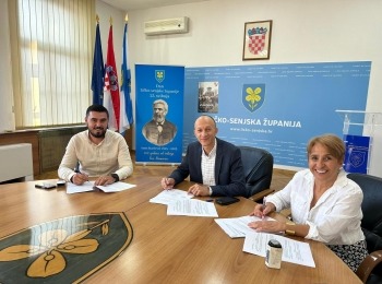 Ličko-senjska županija - Potpisivan Ugovor o izvođenju radova projekta „Adaptacija i opremanje vanjskog sportskog igrališta Osnovne škole S. S. Kranjčevića Senj“