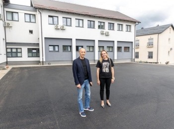 Ličko-senjska županija - Uređeno parkiralište u dvorištu Doma zdravlja Gospić