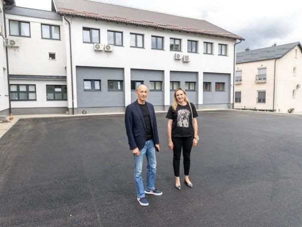 Uređeno parkiralište u dvorištu Doma zdravlja Gospić
