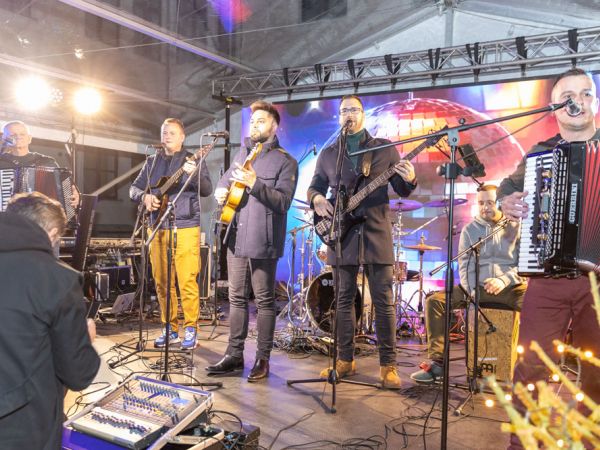 Advent u Lici: TS Biseri Gacke zagrijali atmosferu za Lidiju Bačić