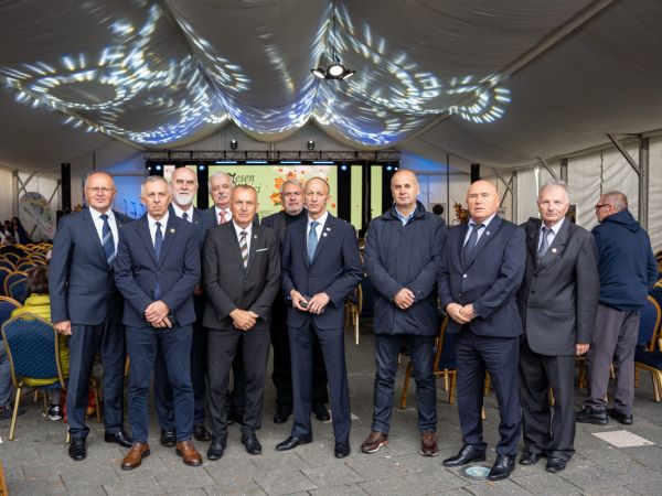 Vodstvo Hrvatskog generalskog zbora posjetilo Gospić, odali počast herojima Domovinskog rata i uručili Zahvalnicu županu Petryju