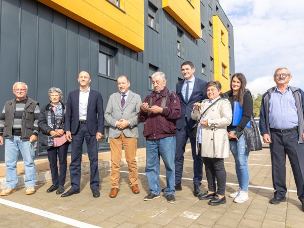 Zgrada “Kosinjka” u Perušiću od danas postala novi dom za prvih šest obitelji iz Gornjeg Kosinja