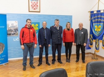 Ličko-senjska županija - Župan Petry potpisao Ugovore vrijedne 204.882 eura – osigurano više sredstava za HGSS, Vatrogasnu zajednicu i Crveni križ