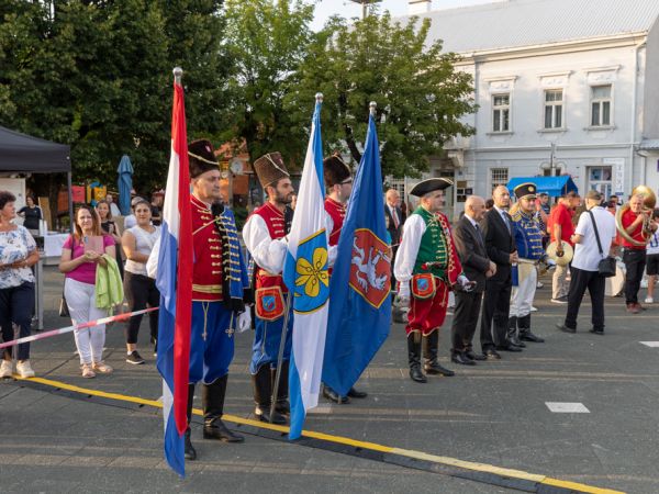 Mimohod Povijesnih postrojbi ulicama grada oduševio Gospićane