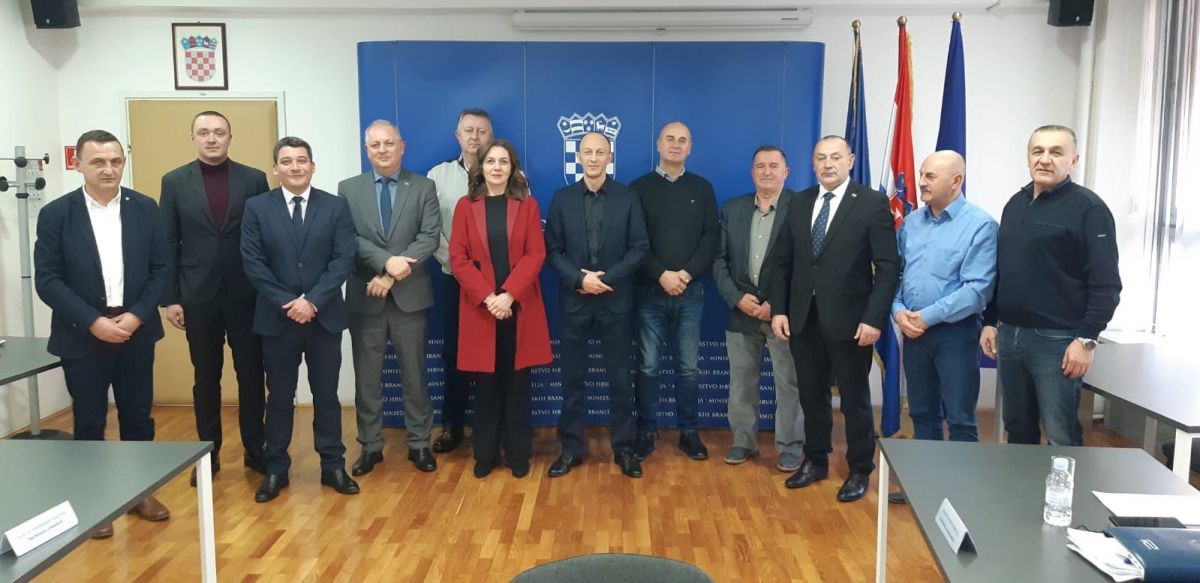 Izaslanstvo Ličko-senjske županije u Ministarstvu hrvatskih branitelja na sastanku s ministrom Tomom Medvedom